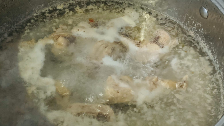 白果炖鸡,解冻,清水加料酒加姜片煮开,放入鸡肉焯水;