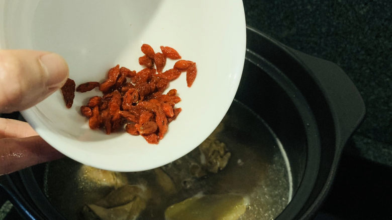 白果炖鸡,枸杞加入煲好的汤,小火焖两分钟;