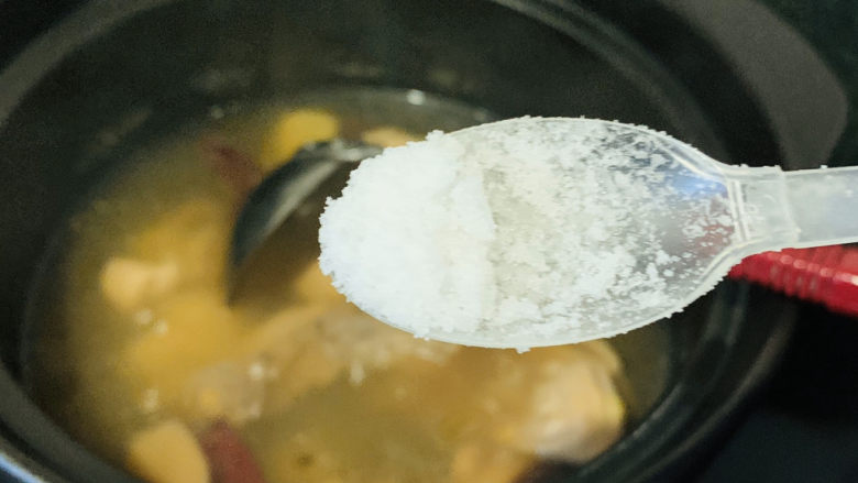白果炖鸡,加少许盐;