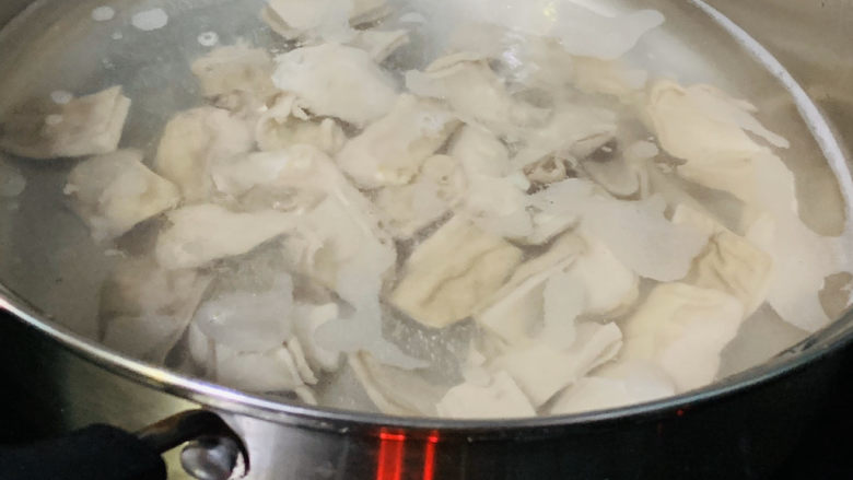 爆炒猪肚,加料酒捞下猪肚;