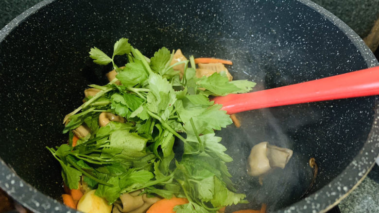 爆炒猪肚,加芹菜;