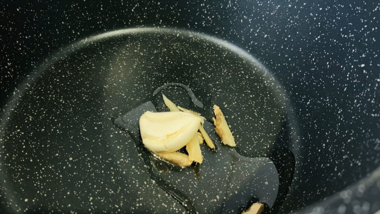 爆炒猪肚,锅里加油,放入姜片和蒜炒香;