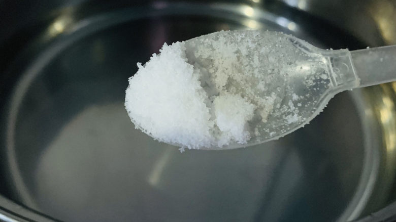 笋干老鸭汤,汤锅加盐,因为笋干冰冻过,加盐可恢复笋干任性;