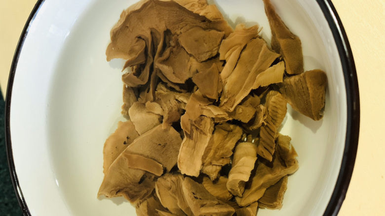 笋干老鸭汤,捞出,浸泡在清水中;