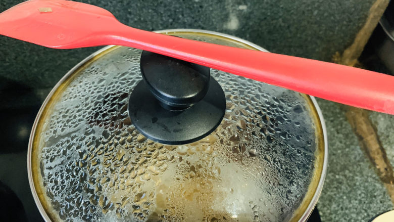 笋干老鸭汤,开大火,盖锅盖;