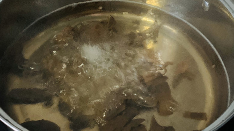 笋干老鸭汤,煮沸2分钟;