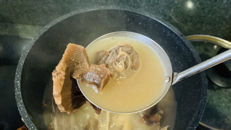 笋干老鸭汤,鸭汤浓稠即可;