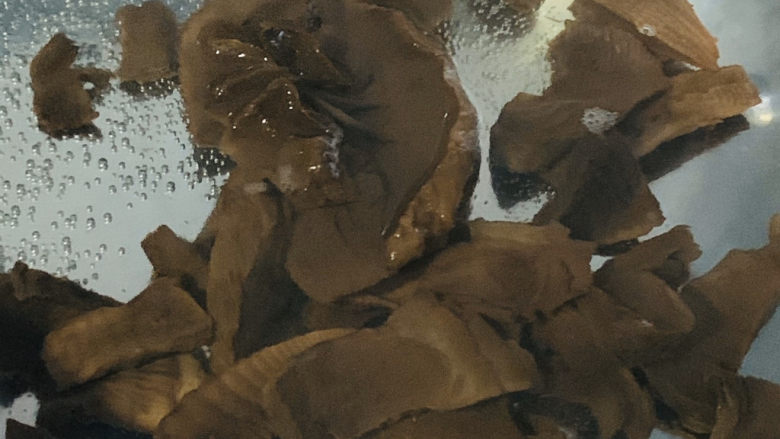 笋干老鸭汤,锅中水冒小泡,即可加入笋干;