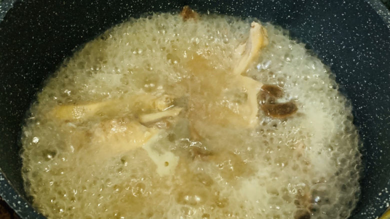 笋干老鸭汤,煮沸,转小火焖煮45分钟;