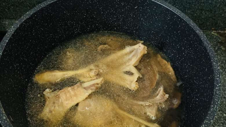 笋干老鸭汤,倒入炒好的鸭肉,加入清水;