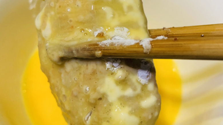 薯片鸡翅,沾蛋液;