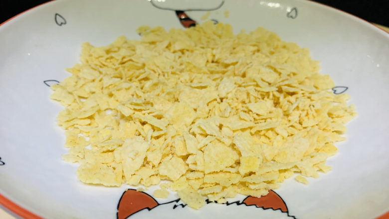 薯片鸡翅,把薯片弄碎;