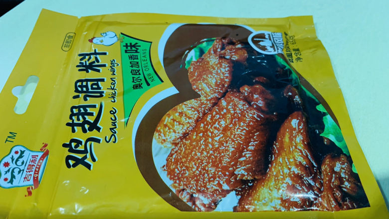 薯片鸡翅,取出<a style='color:red;display:inline-block;' href='/shicai/ 96'>鸡翅</a>调料;