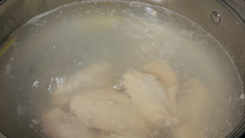 薯片鸡翅,鸡翅焯沸水;