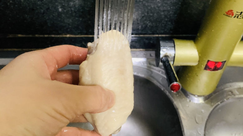 薯片鸡翅,鸡翅捞出用清水洗净;