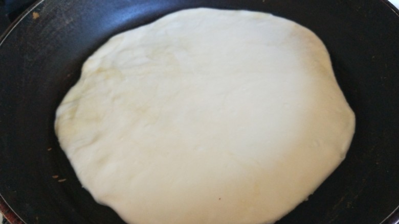 熏肉大饼,放入平底锅煎制。
