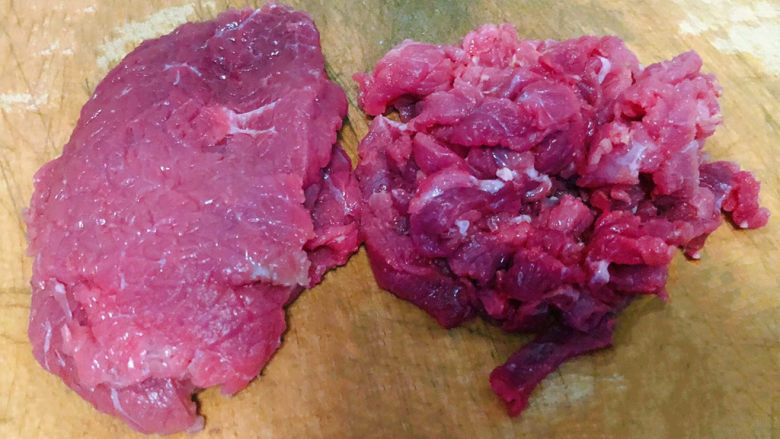 芹菜炒牛肉,新鲜的<a style='color:red;display:inline-block;' href='/shicai/ 216'>牛肉</a>在清水中浸泡半小时沥干水份<a style='color:red;display:inline-block;' href='/shicai/ 216'>牛肉</a>切成肉丝