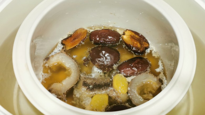 红枣海参汤,火候够,加盐调味,饮汤吃汤渣,汤水鲜美,不油腻,滋补易吸收,营养价值高!