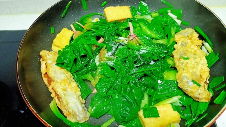 豆腐、带鱼炒菠菜、上海青,放入盐