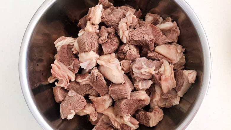 胡萝卜炖羊肉,把焯好的羊肉捞出来,用温水清洗干净