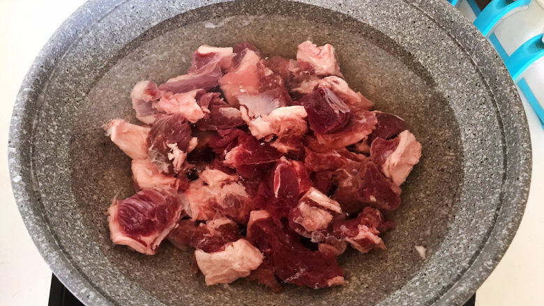 胡萝卜炖羊肉,羊肉冷水下锅,水开后焯水5分钟
