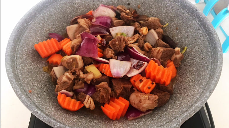 胡萝卜炖羊肉,加入精盐调匀即可,胡萝卜炖羊肉做好了~