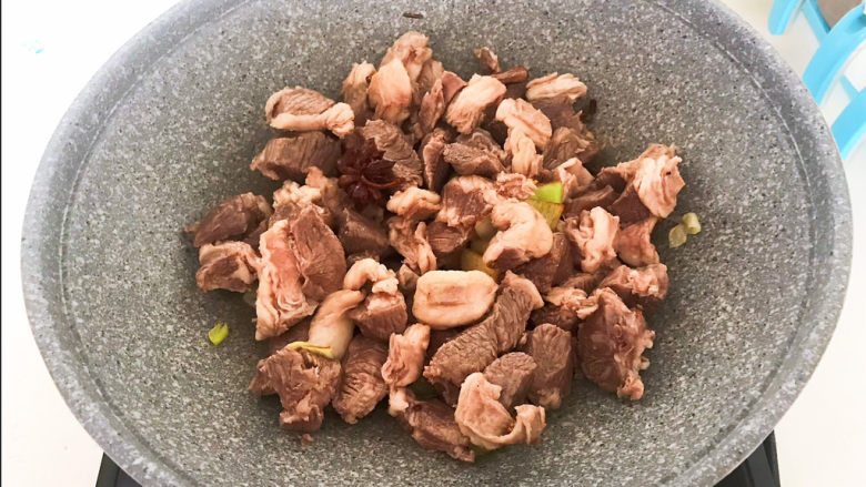 胡萝卜炖羊肉,加入焯好的羊肉,翻炒均匀