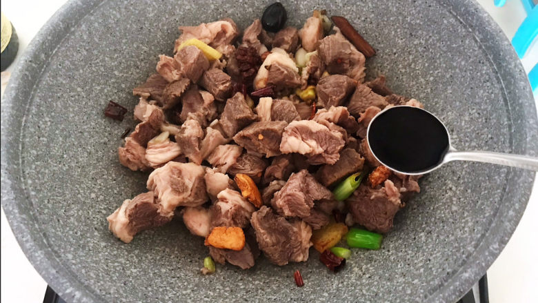 胡萝卜炖羊肉,加入<a style='color:red;display:inline-block;' href='/shicai/ 788'>生抽</a>