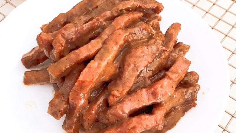黑胡椒牛柳,黑胡椒牛柳嫩滑多汁,鲜嫩爽滑,非常美味~