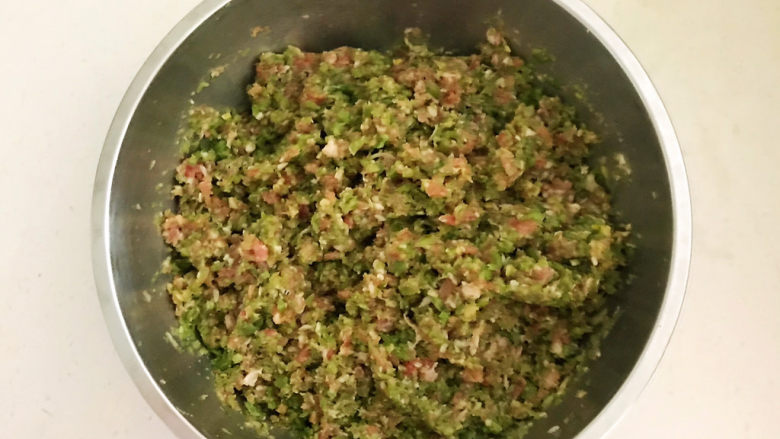 鲜肉饼,顺着一个方向调匀,鲜肉饼馅料做好了备用