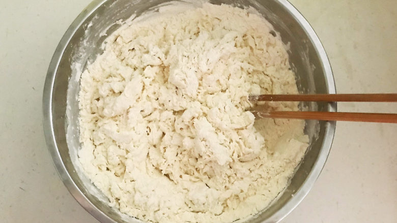 鲜肉饼,加入温水,边倒边搅拌
