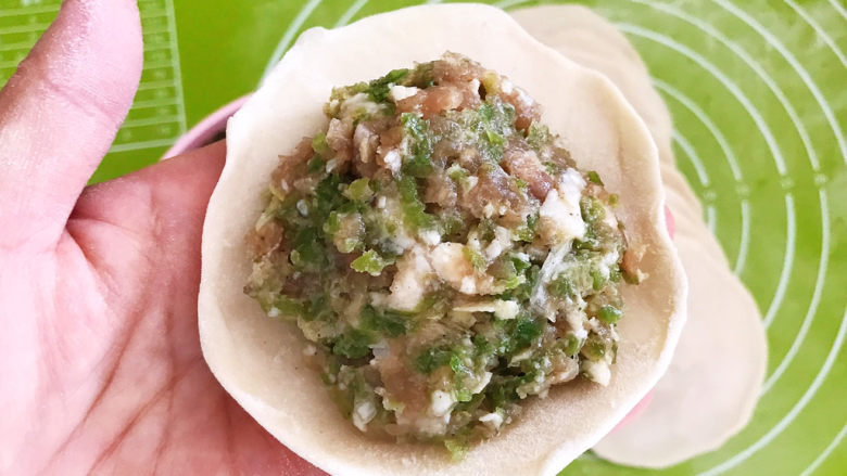 鲜肉饼,取一个面皮,加入1大勺馅料