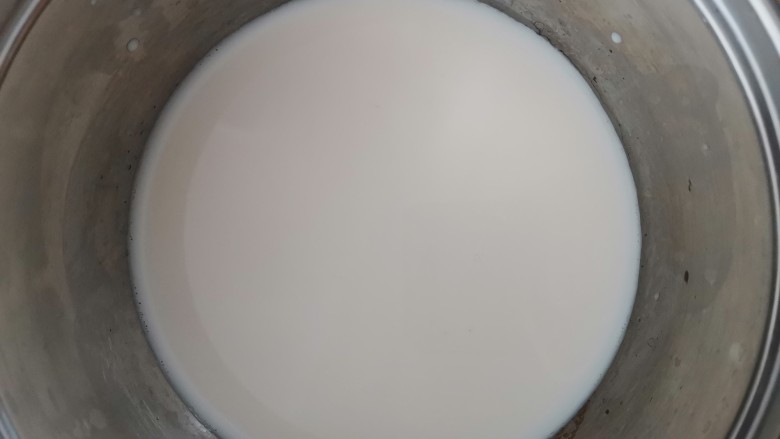 麻薯包,<a style='color:red;display:inline-block;' href='/shicai/ 219'>牛奶</a>加糖小火加热,到边缘起泡