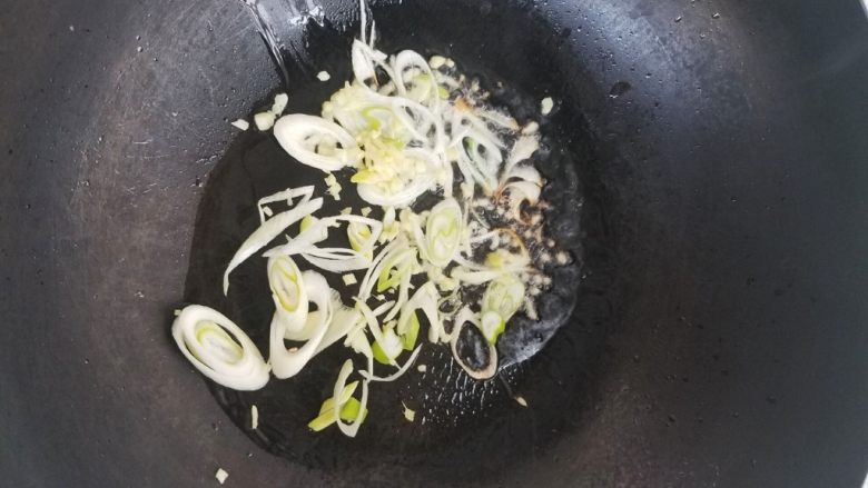 西芹炒牛肉,待油热之后,放入葱花姜末。