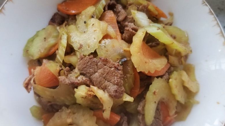 西芹炒牛肉,热乎乎的西芹牛肉出锅!