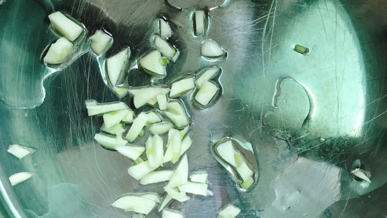 鸡蛋豆腐羹,锅中放油,下蒜末