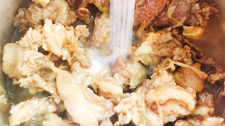 土豆莴笋炖牛腩,加入清水