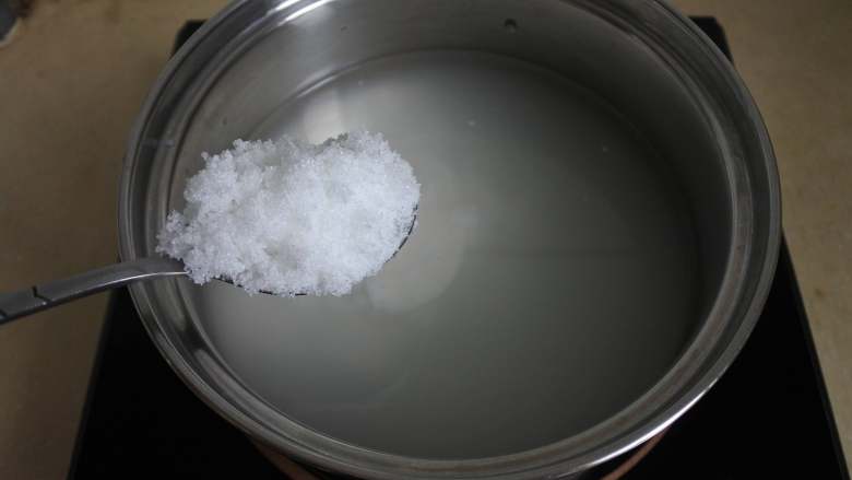 甜橙酸奶布丁,纯净水500ml,酸奶300g,糖四大勺混合边加热边搅直至糖完全融化,关火