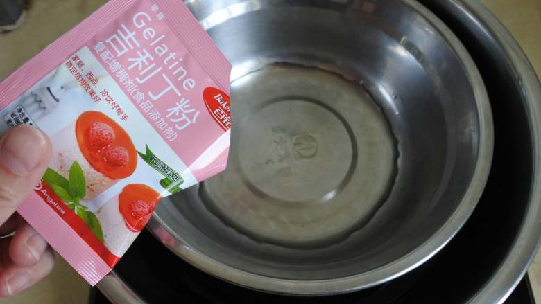 甜橙酸奶布丁,纯净水40ml加10g吉利丁粉,隔水加热至融化