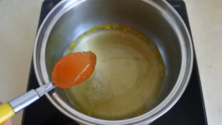 甜橙酸奶布丁,纯净水加入橙皮屑加热出香味,放入橙子果酱、糖搅匀。煮到稍微黏稠一点不要太稀,放凉