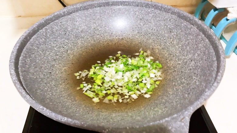 香菇腊肠焖饭,炒锅烧热后大豆色拉油,油烧热后加入葱花,炒出香味