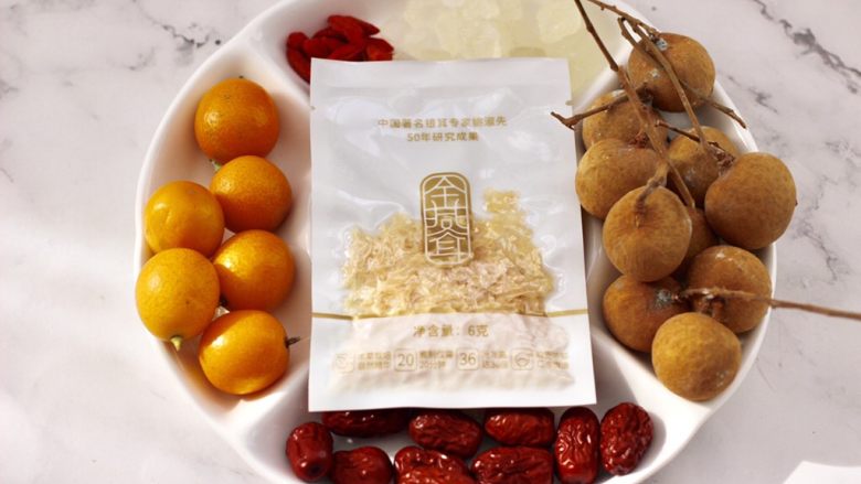 金燕耳金桔桂圆羹,准备好炖甜汤的所有食材,我买的这款金燕耳是免洗免泡的,打开就可以直接炖煮,特别方便,20分钟就出胶咯。