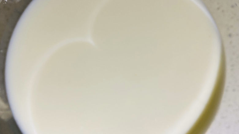 奶香馒头,纯牛奶,白糖,温<a style='color:red;display:inline-block;' href='/shicai/ 156925'>水</a>按比例搅拌将白糖完全融入纯牛奶之中。
