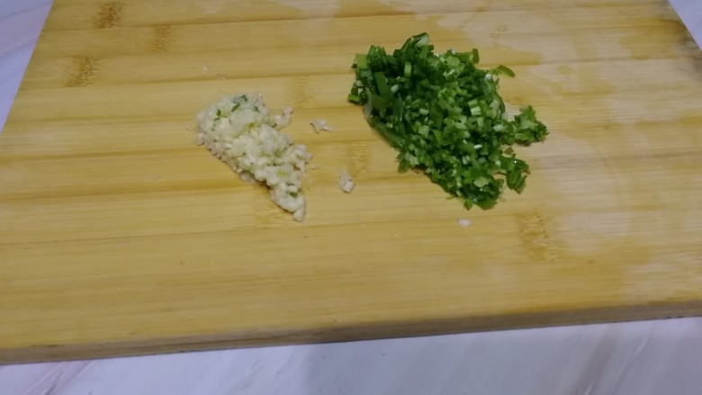 玉米猪肉饺,取适量大蒜和葱,洗净剁细