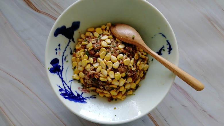 玉米猪肉饺,加好所有佐料,搅拌均匀