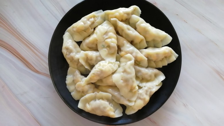 玉米猪肉饺,煮好后起锅