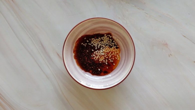 玉米猪肉饺,加辣椒油、陈醋、白芝麻,拌点蘸料