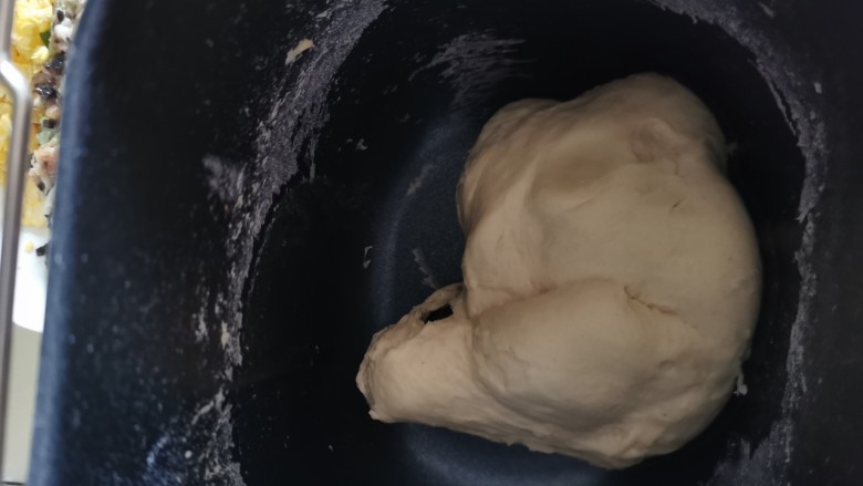 香葱猪肉馅饼,面粉放入盆内,加入盐,倒入开水(熟粉)先用筷子搅拌一下,再入冷水(生粉)和<a style='color:red;display:inline-block;' href='/shicai/ 9'>鸡蛋</a>,开始揉面至均匀不粘手(有厨师机可以代劳),生熟粉做的皮软硬适中。用保鲜膜封盖面团醒发20分钟。