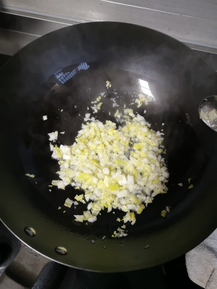 爽滑肠粉,白菜炒熟,什么佐料也不用放