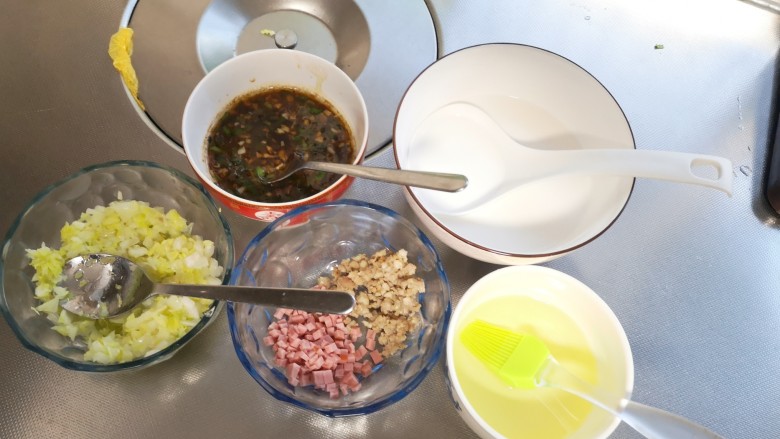 爽滑肠粉,依次是:汤汁 肠粉 白菜 火腿肉沫 油